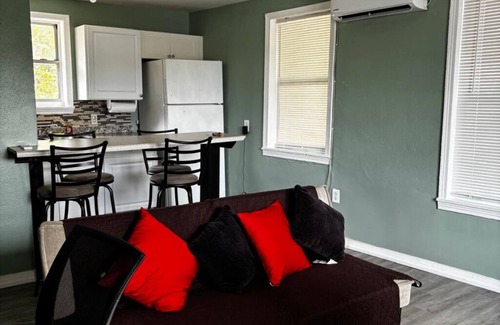 Park East Apartment | Downtown Sarasota Apartment 2BR/2BA for Couples,Groups, LIDO,SIESTAKEY 5-10mins