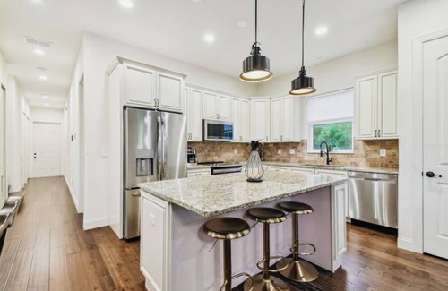 Gillespie Park House | Downtown Sarasota Compound |Pet Friendly | Extended Stays |Large Groups | Beach