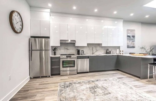 Downtown Montreal Apartment | Downtown| Spacious 5 Beds |5 min Bell Centre