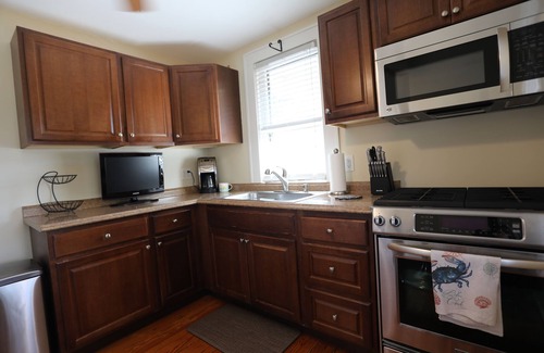 Historic Old Northeast Apartment | Downtown St. Petersburg carriage house close to Tavern/Pizza/Black Crow Coffee!