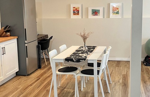 East Kootenay House | Downtown Suite w/Hot Tub(Pet Friendly)