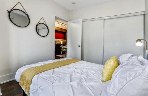 Toronto Entertainment District Apartment | Downtown Toronto CN Tower Suites