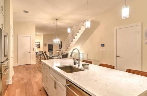 East End - Valley Street House | Downtown Townhome with Private Elevator