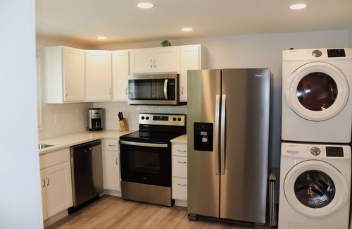 Saint Joseph House | Downtown townhouse 3.5 blocks to the beach!