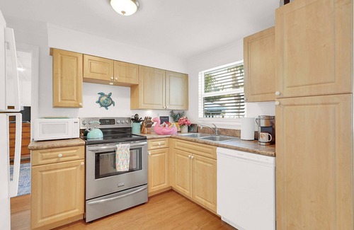 Delray Beach Cottage | Downtown Tropical Oasis- heated Pool/Private fenced yard.