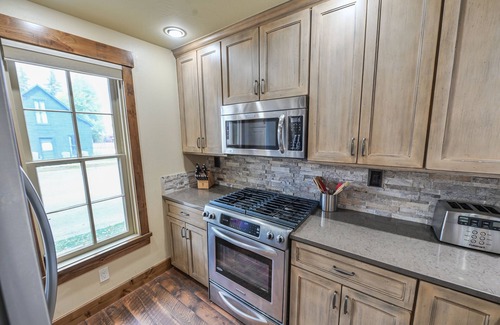 Crested Butte House | Downtown with 3 Masters + Hot Tub! Convenient & Quiet