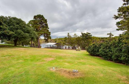 Doyline House | Doyline Cottage with Large Porch and Lake Access!
