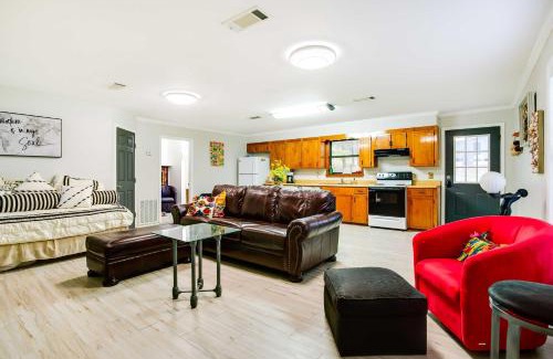 Doyline House | Doyline Cottage with Large Porch and Lake Access!