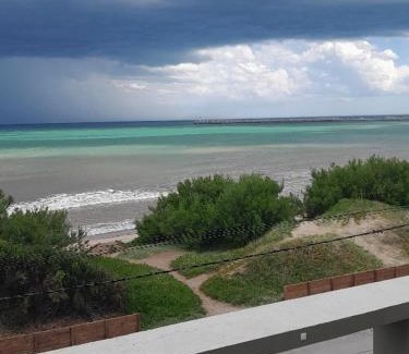 Quequen Apartment | DPTO FRENTE Al MAR EN QUEQUEN CON PISCINA