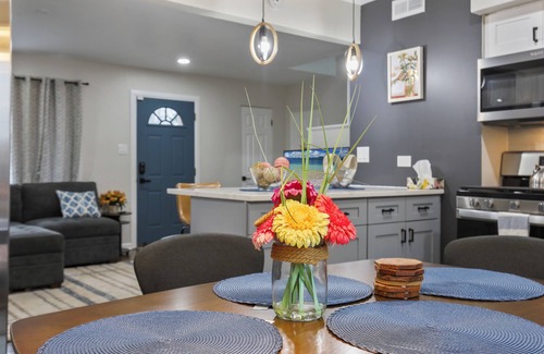 Downers Grove House | Dream- 4 King Beds, Fully Fenced
