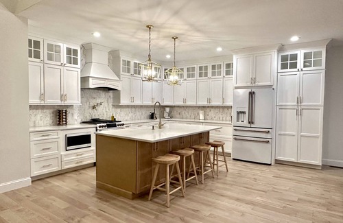 Montgomery House | Dream escape, new modern farmhouse, stunning views, game room & hot tub for 17+!