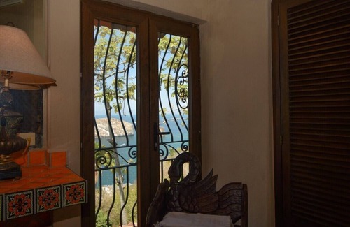 South Shore Hotel Area Villa | Dream Getaway Luxury Private Villa with Stunning Pacific Views! Dedicated Staff.