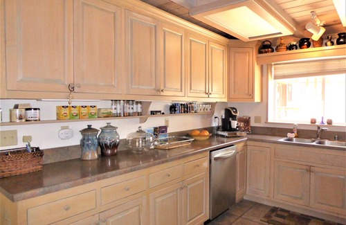 The Village House | Dream Getaway-Secluded Spa-Walk to Village and Pineknot Trailhead-Plus King Bed