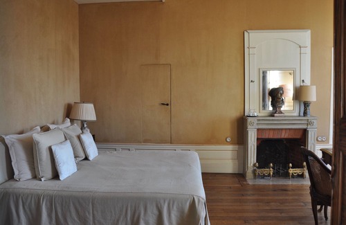 Senlis Bed & Breakfast | Dream room in 18th century manor house
