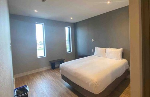 Northeast Mississauga House | Dream Suites Boutique Hotel - Private room in Mississauga