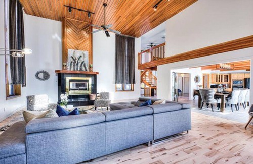 Bellefeuille Villa | Dream Vacation Home in Saint-Jerome