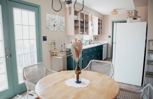 Clarksville House | Dreamcatcher Cottage Boho Charm & King Bed Comfort