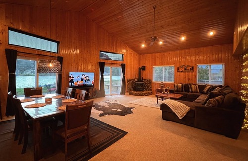 Cle Elum Cottage | “Dreamland” a lakefront house with a beautiful view