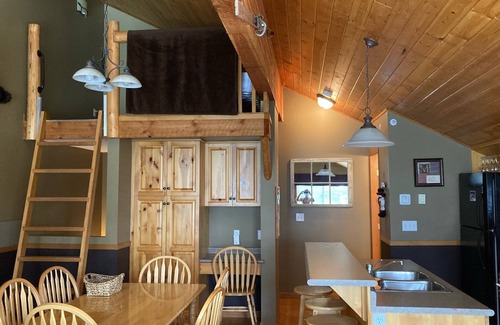 Snow Pine Estates Ski Chalet | Dreamy Big White Chalet ski in/ski out with Hot Tub