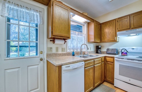 Lake Junaluska Condo | Dreamy Condo Near the Lake W/Shared Pool, Furnished Patio & Free WiFi