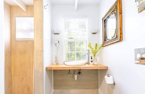 Grace Bay Cabin | Dreamy Cottage in Grace Bay with BBQ and Bikes Included
