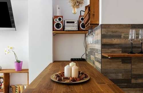 Palaio Faliro Apartment | Dreamy Cove, Artistic Hideaway near Floisvos 1BD