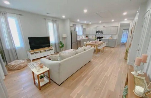 East Memphis House | Dreamy Getaway 2br|2ba, Relaxing Backyard w/Mural