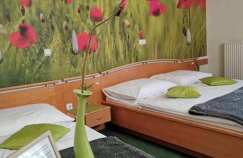 Feldbach Bed & Breakfast | Dreibettzimmer Mohnblume mit Großer Terrasse - Hotel & Wirtshaus Hödl-kaplan