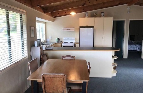 Mangawhai Heads House | Drift Away - Sunny, pet-friendly kiwi bach, handily located in quiet cul-de-sac