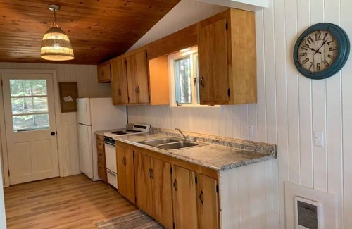 Bernard House | Driftwood Cottage-on the shore overlooking BassHbr 