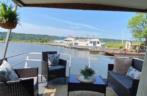Sabula Boat Rental | Driftwood Cozy Houseboat on the Water for 2