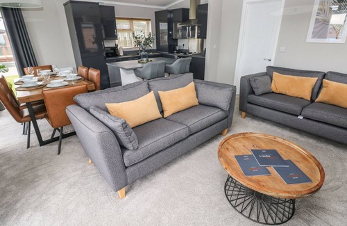 Hasguard Cross Cottage | DRIFTWOOD LODGE, pet friendly, with hot tub in Broad Haven