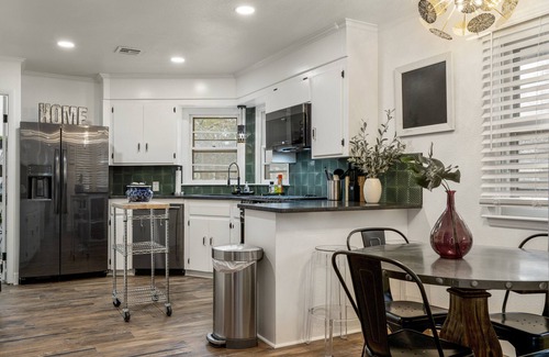 Mayo Meadow House | Driller’s Landing: EV & RV h/u. Art Deco by the Expo!