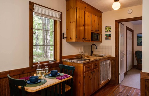Montebello Cabin | Dripping Rock-1 King BR, Jacuzzi, Kitchenette