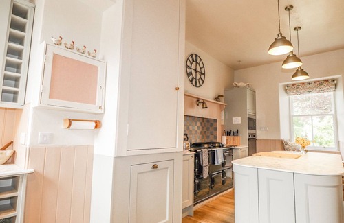 Letterfearn Cottage | DRUIDAIG LODGE, pet friendly in Dornie