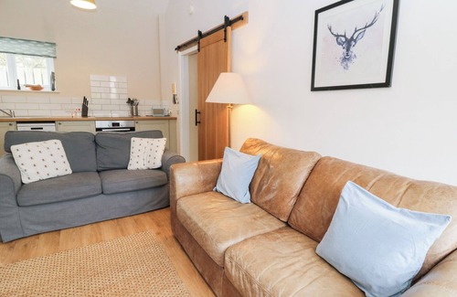 Pentrefelin Cottage | DRYSLWYN COTTAGE, pet friendly, with a garden in Llandeilo