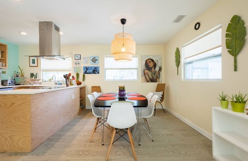 Gillespie Park House | DT home 10 min. drive from beach
