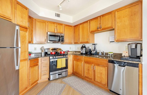 Downtown Condo | DTSS LuxePad 2B2B Rooftop Pool DC Views Lounge Gym
