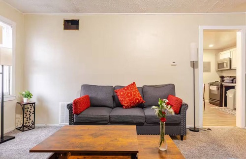 Wayne House | DTW Metro-Airport entire cozy house