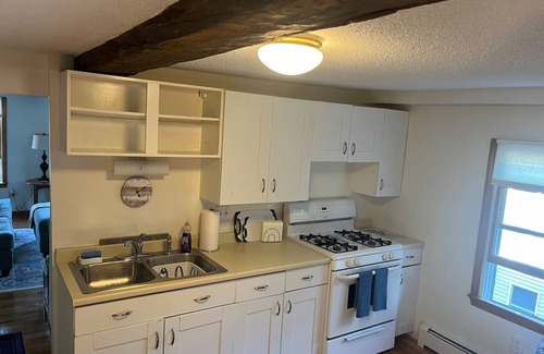 Amesbury Apartment | Dtwn Amesbury! 15 mins to beach!