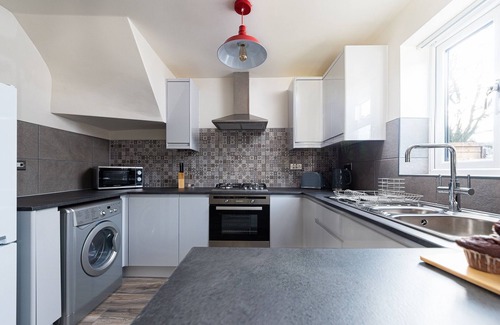Dudley House | Dudley-Hospital-3bed-parking-long stay-contractor!