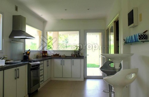 Pinamar House | Dueño alquila, casa con Piscina, a 100 mts del mar, para 11 personas.