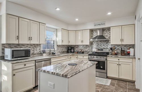 Fairfax House | Dulles Luxury: Movie Theater, Grill, Gazebo !