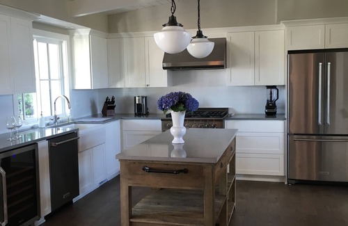 Dundee House | Dundee Hills. 3 Master Suites! Exquisite Oregon Wine Country Experience