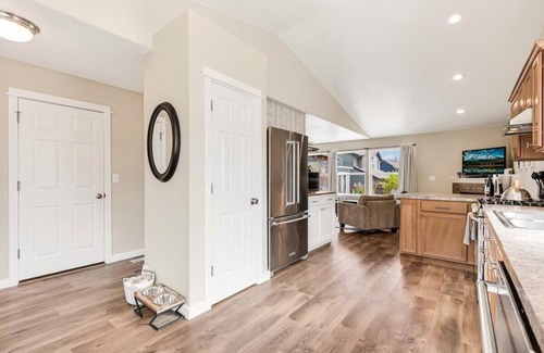Dundee House | Dundee Hillside Retreat ~ Central Family & Dog Friendly Home!