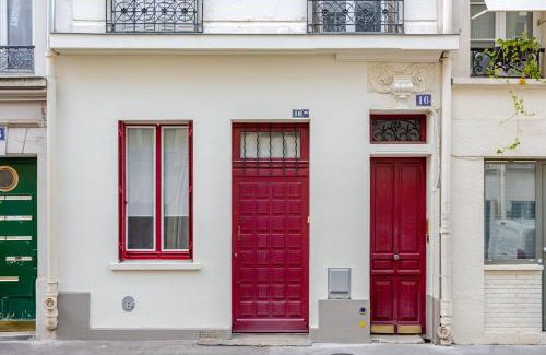 Faubourg Saint-Germain Apartment | Duplex and private patio at Eiffel Tower