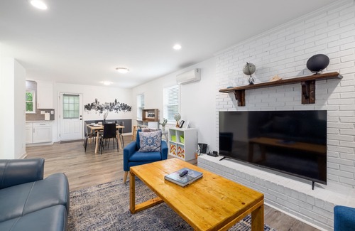 Matthews House | Duplex Delight: Perfect for Big Groups & Families!
