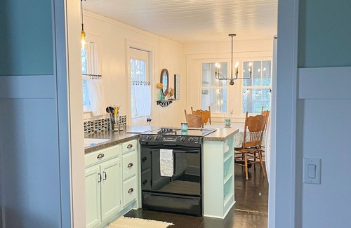 Mackinaw City Cottage | “Dutch Harbor”-Mackinaw City Cottage- only Sept. days avail are 7-11. Book now!
