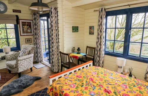 Drefach Cottage | DYFFRYN LODGE, romantic, character holiday cottage in Drefach