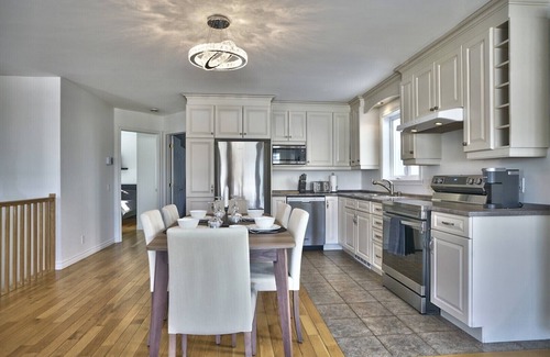 Sherbrooke House | Dynamite 2-Bedroom House WiFi Garage Sleeps 6